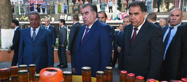 Эмомали Рахмон участвовал в празднике хлеба, меда и абрикосов в Худжанде - Sputnik Тоҷикистон