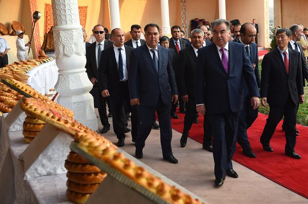 Эмомали Рахмон посетил город Истаравшан, где открыл сразу несколько объектов - Sputnik Таджикистан