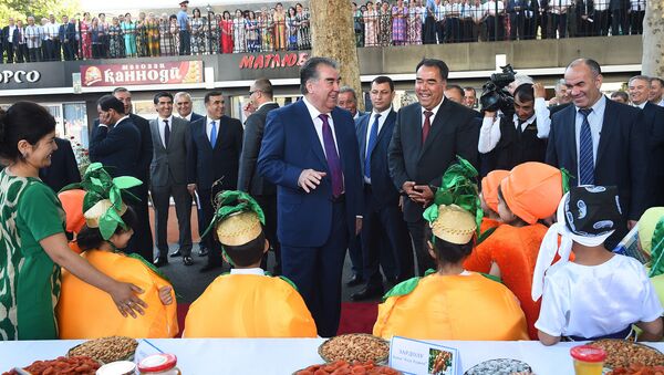 Эмомали Рахмон посетил город Истаравшан, где открыл сразу несколько объектов - Sputnik Таджикистан