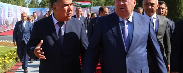 Эмомали Рахмон и председатель Согдийской области Раджаббой Ахмадзода - Sputnik Тоҷикистон