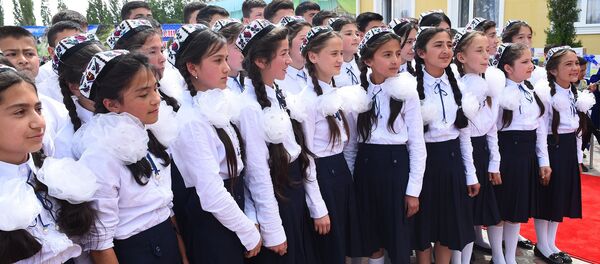 Школьницы в городе Шахристане, архивное фото - Sputnik Таджикистан