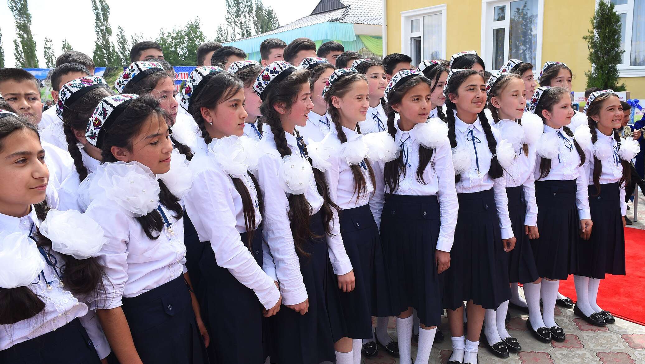 Класс таджик. Школа в Таджикистане. Школьная форма Таджикистана. Школьники Таджикистана. Таджикская Школьная форма.