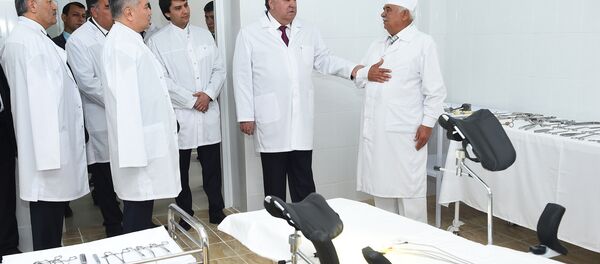 Эмомали Рахзмон на открытии нового здания хирургии в районе Шахристон, архивное фото - Sputnik Таджикистан