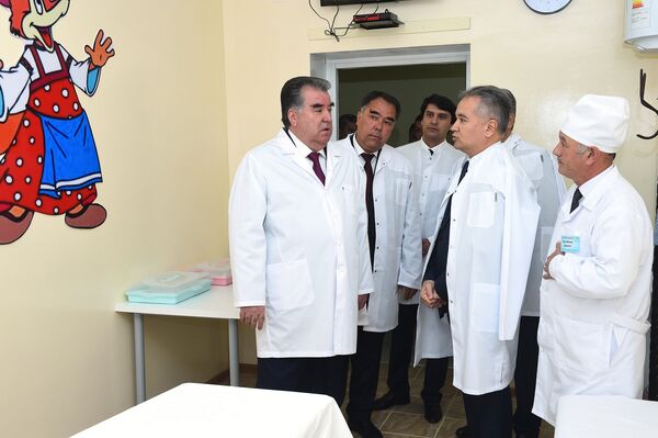 Эмомали Рахзмон на открытии нового здания хирургии в районе Шахристон, архивное фото - Sputnik Таджикистан
