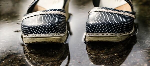 Детские туфли в воде, архивное фото - Sputnik Тоҷикистон