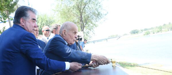 Глава Таджикистана Эмомали Рахмон выпустил в воды Сирдарьи 20 тысяч рыб - Sputnik Таджикистан
