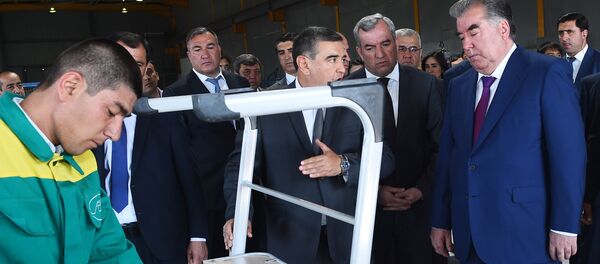 Эмомали Рахмон на открытии мебельного предприятия в Согде Эмомали Рахмон на открытии мебельного предприятия в Согде - Sputnik Тоҷикистон