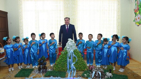 Рахмон открыл многоэтажные жилые здания, торговый центр, детский сад и чайхану в Худжанде - Sputnik Таджикистан