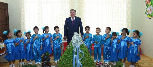 Рахмон открыл многоэтажные жилые здания, торговый центр, детский сад и чайхану в Худжанде - Sputnik Таджикистан