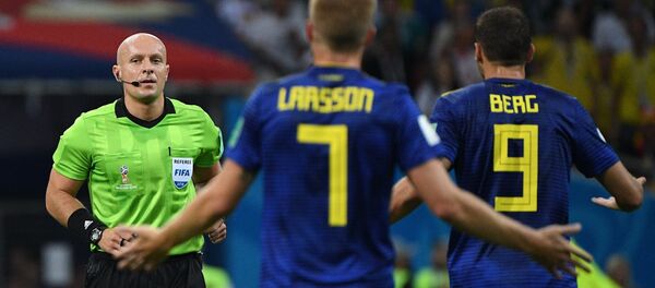 Слева направо: главный судья матча Шимон Марциняк (Польша), Себастьян Ларссон и Маркус Берг (Швеция) - Sputnik Таджикистан