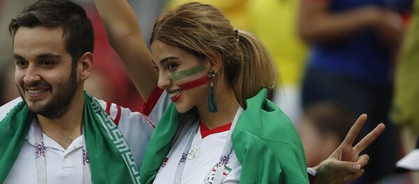 Иранская болельщица на мачте Иран - Испания - Sputnik Таджикистан