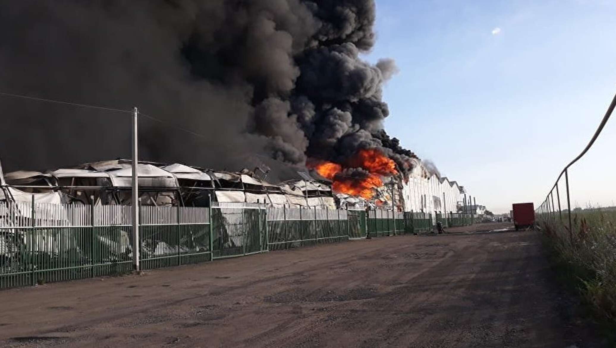 Пожар в алматы вчера. Пожарка в Таджикистане. Пожар в Алматы. Дым в складских помещениях. Акимат Алматы горит.