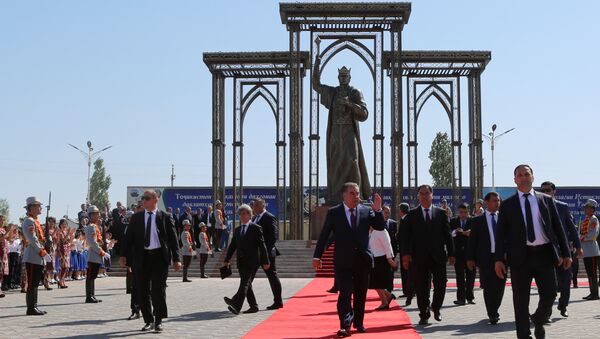 Рахмон открыл в Канибадаме памятник Сомони - Sputnik Таджикистан