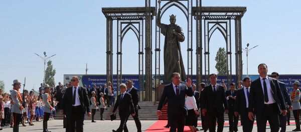 Рахмон открыл в Канибадаме памятник Сомони - Sputnik Таджикистан