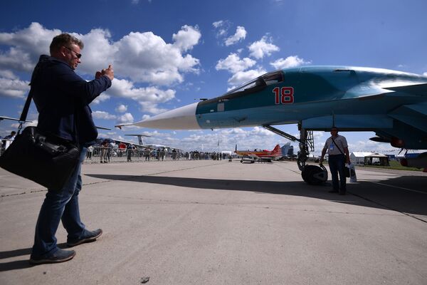 Экспортный ударный вариант фронтового бомбардировщика Су-34 на Международном авиационно-космическом салоне МАКС-2017 в Жуковском - Sputnik Таджикистан