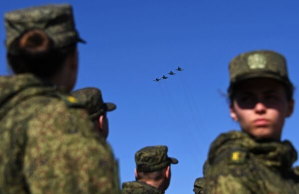 Многофункциональные истребители-бомбардировщики Су-34 на репетиции Парада Победы на военном полигоне Алабино - Sputnik Таджикистан