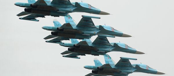 Истребители-бомбардировщики Су-34 во время Авиационно-спортивного праздника в Ростове-на-Дону, посвященного 75-летию образования 4-й армии ВВС и ПВО Истребители-бомбардировщики Су-34 во время Авиационно-спортивного праздника в Ростове-на-Дону, посвященного 75-летию образования 4-й армии ВВС и ПВО - Sputnik Таджикистан