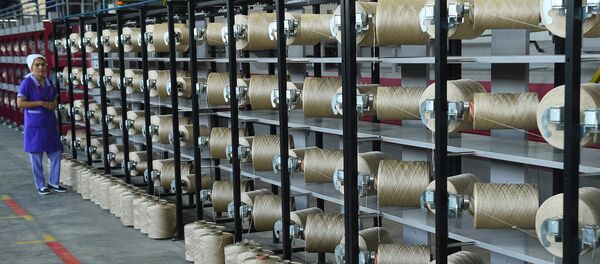 Нити на фабрике в Канибадаме для производства ковров, архивное фото Нити на фабрике в Канибадаме для производства ковров, архивное фото - Sputnik Тоҷикистон
