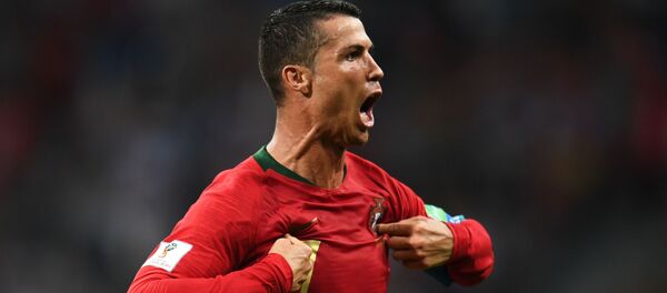 Криштиану Роналду радуется забитому голу в матче группового этапа чемпионата мира по футболу между сборными Португалии и Испании Криштиану Роналду радуется забитому голу в матче группового этапа чемпионата мира по футболу между сборными Португалии и Испании - Sputnik Таджикистан