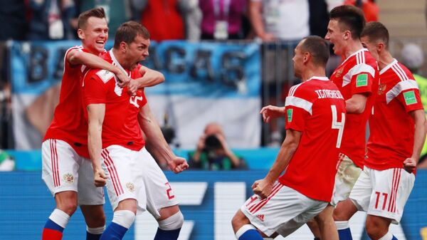 Игроки сборной России радуются забитому голу - Sputnik Таджикистан