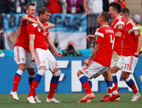 Игроки сборной России радуются забитому голу в матче группового этапа чемпионата мира по футболу между сборными России и Саудовской Аравии - Sputnik Таджикистан
