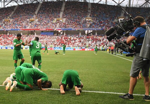 Игроки Саудовской Аравии радуются забитому голу в матче группового этапа чемпионата мира по футболу между сборными Саудовской Аравии и Египта - Sputnik Таджикистан