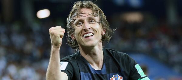 Игрок сборной Хорватии Лука Модрич радуется забитому голу в матче группового этапа чемпионата мира по футболу между сборными Аргентины и Хорватии. - Sputnik Тоҷикистон