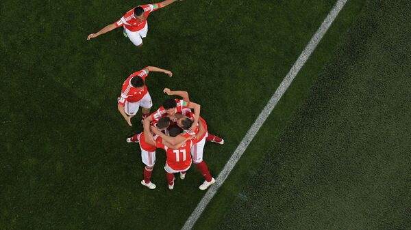 Игроки сборной России радуются забитому голу в матче группового этапа чемпионата мира по футболу между сборными России и Египта - Sputnik Таджикистан