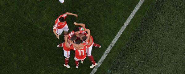 Игроки сборной России радуются забитому голу - Sputnik Таджикистан