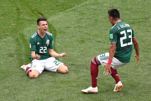 Ирвинг Лосано и Хесус Гальярдо радуются забитому голу в матче группового этапа чемпионата мира по футболу между сборными Германии и Мексики - Sputnik Таджикистан