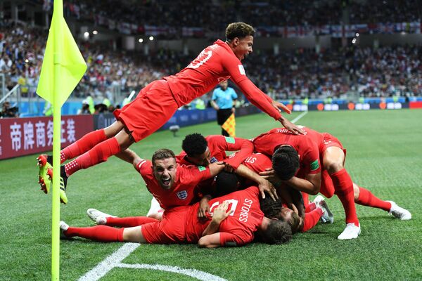 Игроки сборной Англии радуются забитому мячу в матче группового этапа чемпионата мира по футболу между сборными Туниса и Англии - Sputnik Таджикистан