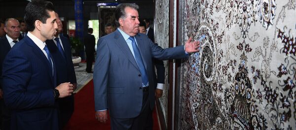 Эмомали Рахмон запустил технологическую линию на предприятии Ковры Кайроккума - Sputnik Тоҷикистон