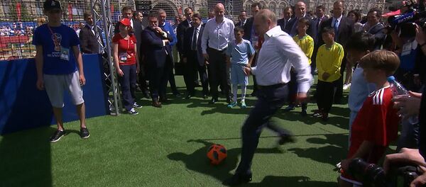 Путин и Инфантино забили голы в Парке футбола ЧМ-2018 на Красной площади Путин и Инфантино забили голы в Парке футбола ЧМ-2018 на Красной площади - Sputnik Таджикистан