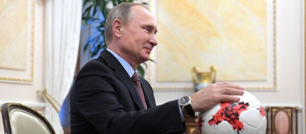 Президент РФ В. Путин с мячом в руках, архивное фото - Sputnik Таджикистан