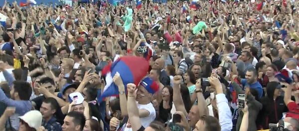 Победа над Испанией: радость российских болельщиков - Sputnik Таджикистан