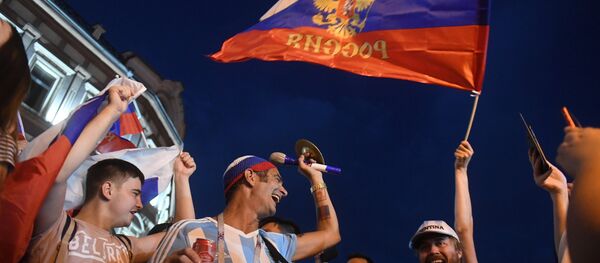Болельщики празднуют победу сборной России, архивное фото Болельщики празднуют победу сборной России, архивное фото - Sputnik Таджикистан