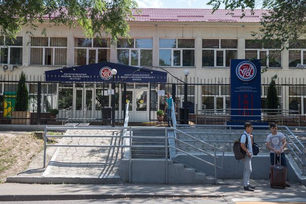 Республиканская физико-математическая школа (РФМШ) когда-то гремела на весь СССР Республиканская физико-математическая школа (РФМШ) когда-то гремела на весь СССР - Sputnik Таджикистан