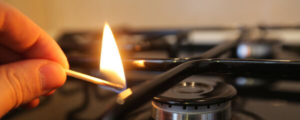 Зажжение газовой конфорки, архивное фото - Sputnik Тоҷикистон