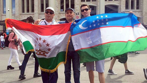 Болельщики из Узбекистана и Таджикистана перед футбольным матчем Россия-Испания - Sputnik Тоҷикистон