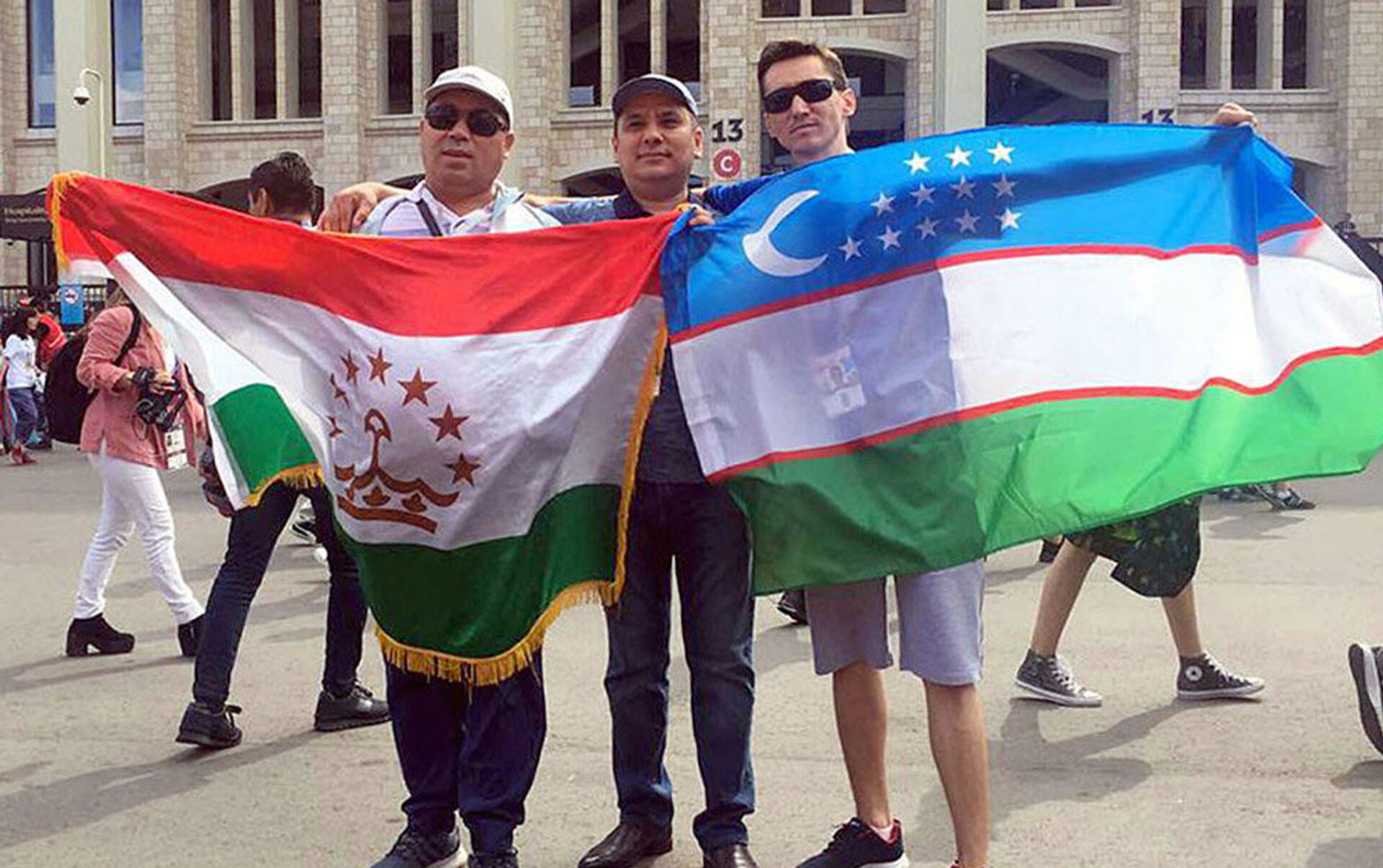 Перед таджикский. Узбекские болельщики. Таджикистан и Узбекистан. Флаг Таджикистана и Узбекистана. Узбекистан Таджикистан Россия.