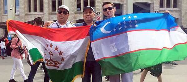 Болельщики из Узбекистана и Таджикистана перед футбольным матчем Россия-Испания Болельщики из Узбекистана и Таджикистана перед футбольным матчем Россия-Испания - Sputnik Таджикистан