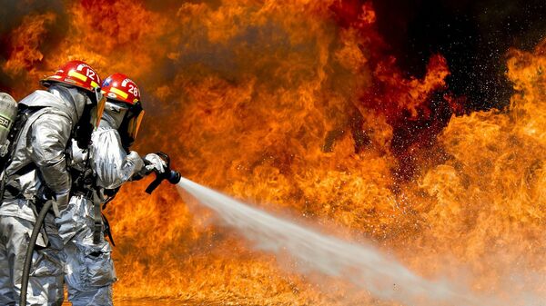 Пожарные тушат огонь, архивное фото - Sputnik Таджикистан