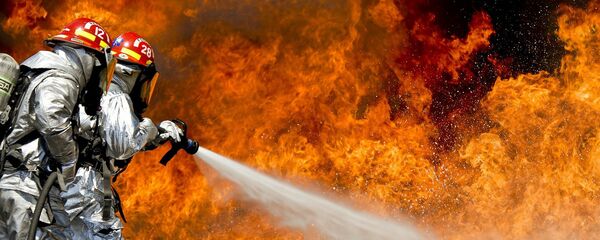 Пожарные тушат огонь, архивное фото - Sputnik Тоҷикистон