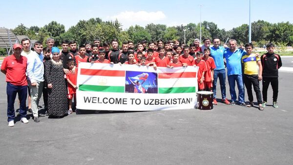 Юношеская сборная футболистов из Таджикистана прибыла в Ташкент - Sputnik Таджикистан