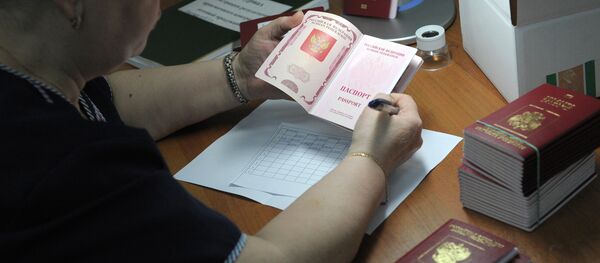 Биометрический заграничный паспорт гражданина РФ Биометрический заграничный паспорт гражданина РФ - Sputnik Тоҷикистон