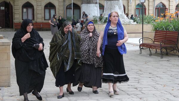 Женщины во дворе Джума-мечети в Дербенте - Sputnik Таджикистан