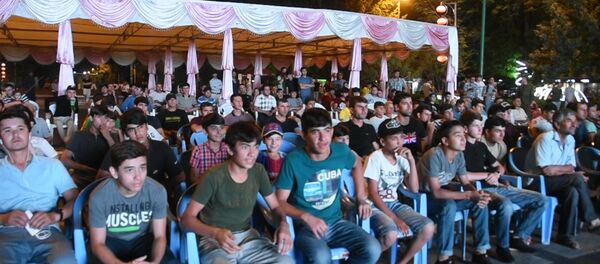 Жители Душанбе следят за ЧМ на фестивале болельщиков Жители Душанбе следят за ЧМ на фестивале болельщиков - Sputnik Таджикистан