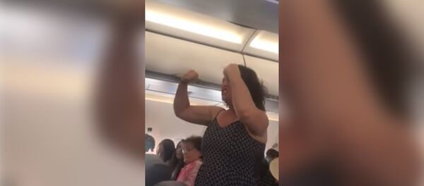 Женщина устроила ад на борту авиалайнера в США - Sputnik Таджикистан