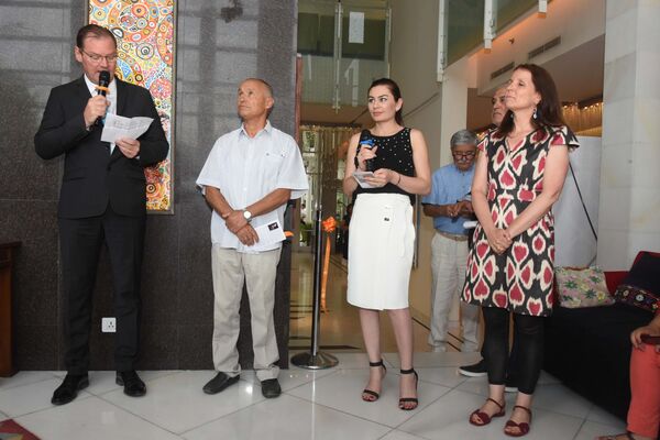 Деятели искусства, журналисты и поклонники творчества  Негматзаде на открытии выставки - Sputnik Таджикистан