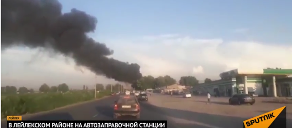 Страшный взрыв в Баткене попал на видео — загорелась АЗС Страшный взрыв в Баткене попал на видео — загорелась АЗС - Sputnik Тоҷикистон